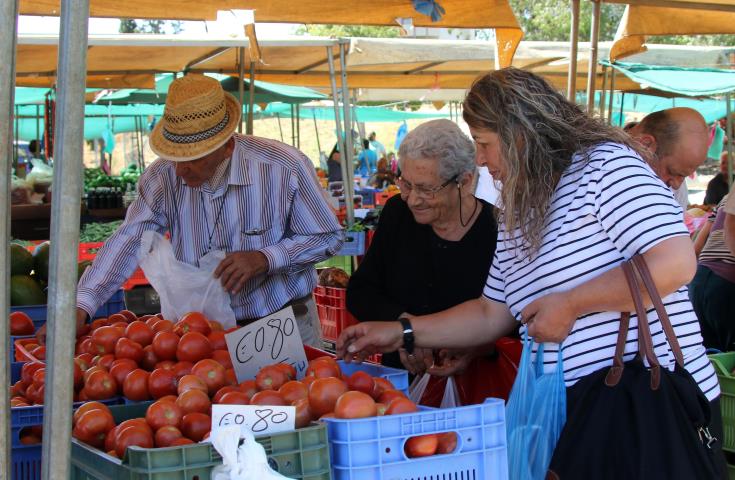 Στα ύψη οι τιμές των φθαρτών και φρούτων - Από €0,90 στα €2,80 το κιλό οι ντομάτες
